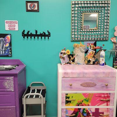 The groomers picked their own designs for their dressers!! That's Keri's table.