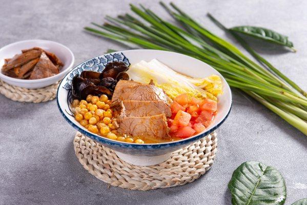 Thai Style Spicy Soup Beef Slices Rice Noodles (泰式金汤肥牛米粉）