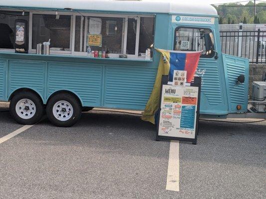 Palisades apartments lucky to have Delish food truck for dining option