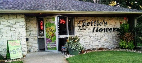 Pettle's Flowers
Serving Salina since 1947!