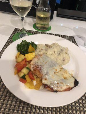 Grilled chicken breast with mashed potatoes and seasonal vegetables