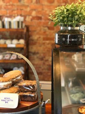 Baked goods cabinet