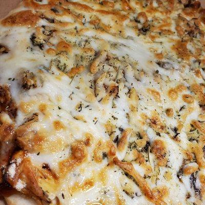 Naan / Flatbread pizza - chicken with kicking bourbon sauce - closer view