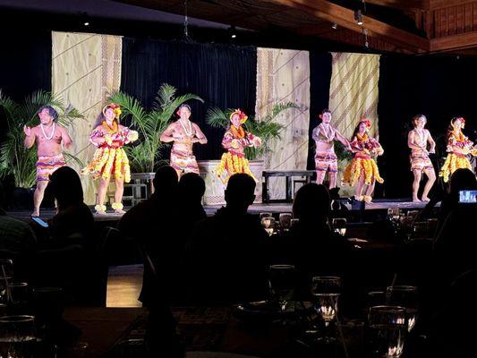 Hawaiian dancers