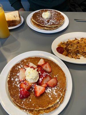 Pancakes, hashbrowns and toast