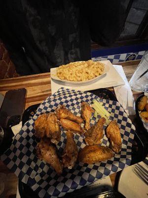 Fried wing's & macaroni and cheese!!