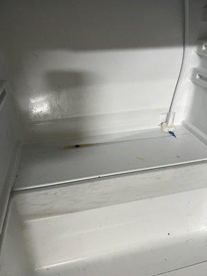 Fridge is dirty!!!