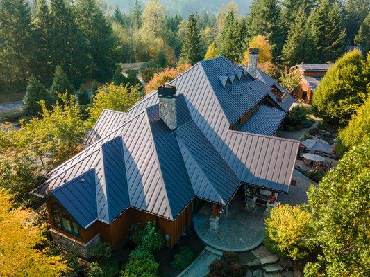 Roofscapes NW is excited to share this completed project. This beautiful North Bend home features 26g 16" Nu-Ray NRM6000 Dark Bronze.