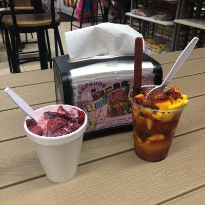 Strawberry raspado with vanilla ice cream and lechera / El Niño