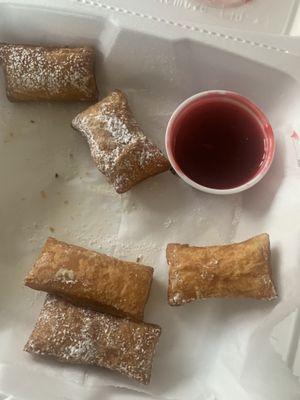 Beignet with raspberry sauce