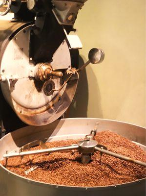 The fresh toasted beans would drop from the roaster to this cool down tray (with fan) for evenly cooling.