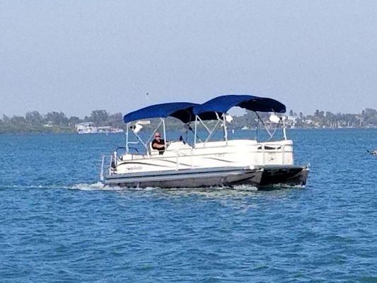 Pontoon boat rental available 203-9163277