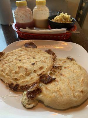 Pupusas (Revueltas y queso con Loroco).