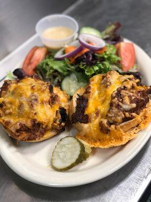 Pulled pork sandwich w/side salad