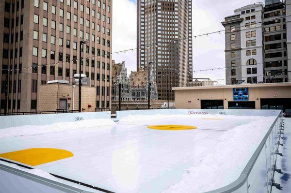 Seasonal rooftop ice rink for residents