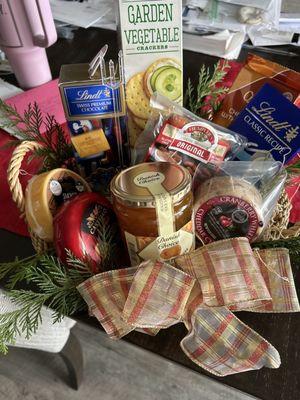 Deluxe gourmet gift basket