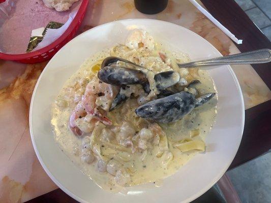 Seafood combo Alfredo