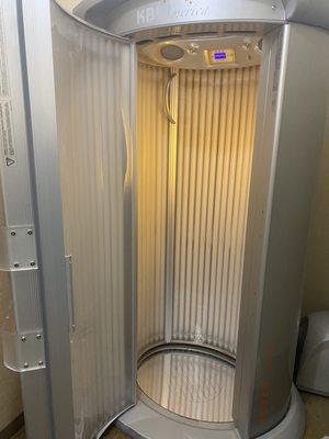 Amazing stand up tanning bed with full sound system and Awesome fan