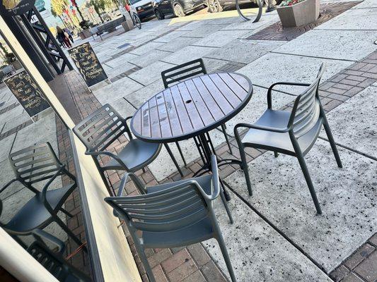 Great outdoor seating.  Prime real estate around downtown Ocala