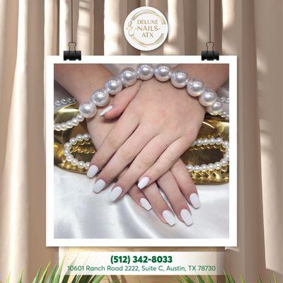 Elegance in its purest form - White Nails for a timeless and chic look!