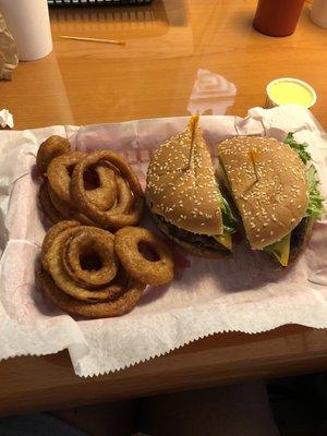 Cheeseburger with onion rings