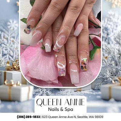 Classic French tips with a twist! Let's add some gold glitter for that holiday glam! 
ℬℴℴℴℴℯℴ