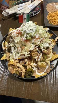 Chicken nachos and tacos carnitas