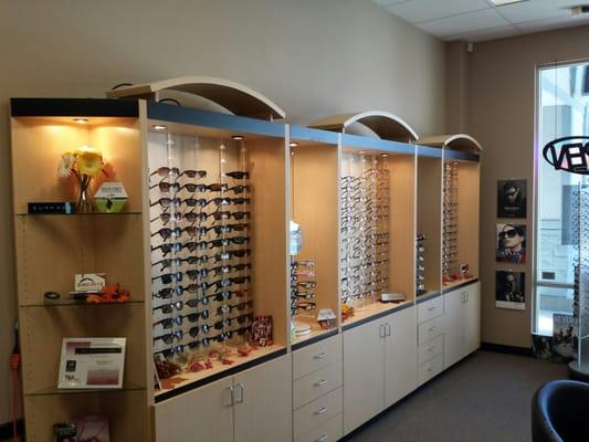 I was impressed by Dr. Holcomb's qualifications, the space, selection of glasses, and friendly staff.