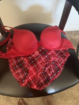 A beautiful bra and pretty panties. I love these pieces.