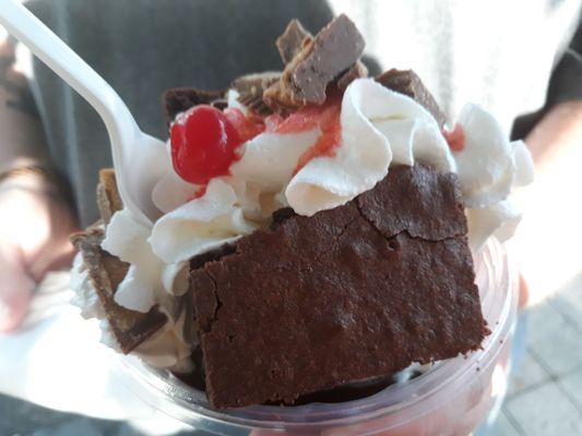 Hubbys Brownie Sundae with added Reese cups