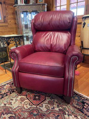 Red leather chair that lounges.