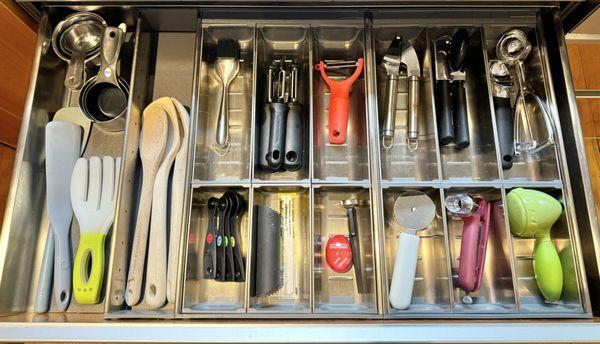 Kitchen utensil drawer