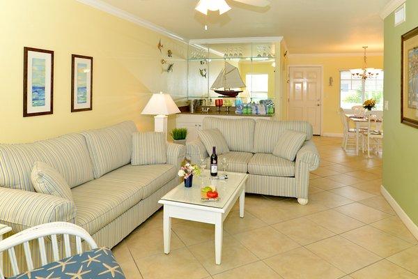 Barefoot Beach Vacation Rentals living room.