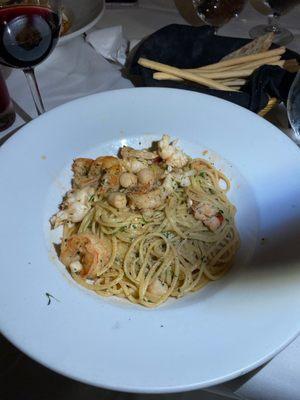 Linguine allo scoglio con aragosta, gamberi e cappesante (Seafood linguine)