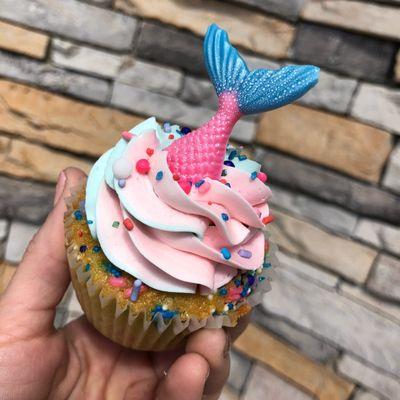 Mermaid cupcake. Beautiful colors and the tail is edible.