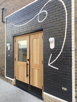 Entrance door - no easily noticeable signs