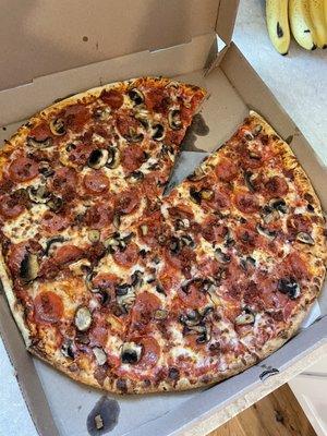 18" pepperoni, bacon, mushrooms