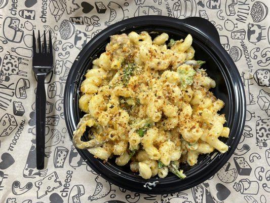 Vegan Mac & Cheese (broccoli, jalapeños, sausage)