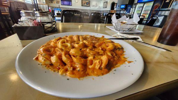 Tortellini with the tomatoe sauce.