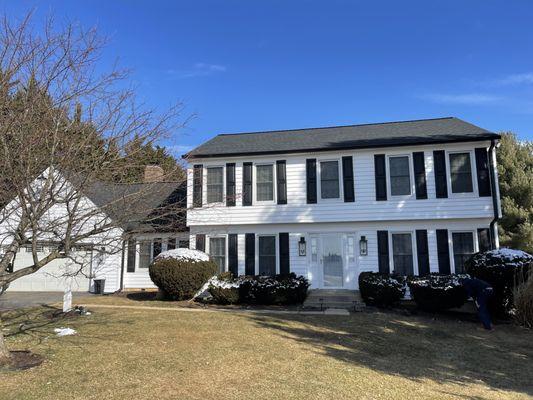 New GAF Charcoal roof and Certainteed Cedarboard Siding!