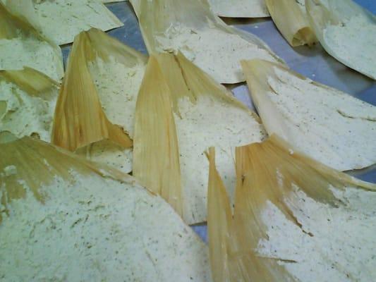 THIS is how you do "handmade" tamales... hand spread ojas.