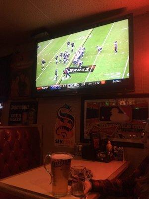 Great place for football and beer. Ambient calm atmosphere and great prices on beer $10/pitcher for domestics. Great staff