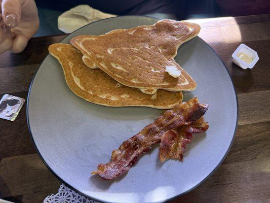 Heart shaped pancakes and bacon