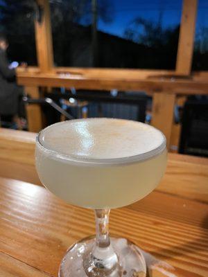 Yuzu pisco sour