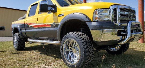 2008 Ford F250 4×4 with Cali Off-Road Summit rims & 35x12.50R22 Toyo Open Country M/T tires.