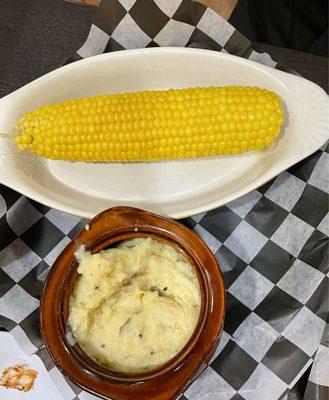 Corn on the cob and mashed potatoes