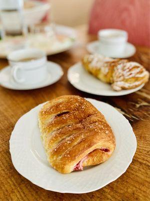 Strawberry Crema Croissant & Lobster pastry "La vie en rose" OuiOui.