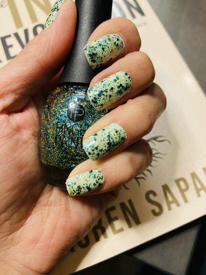 Beautiful new polish - how do you like the color? Glitter is so pretty on nails