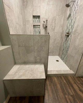 Master shower with double niche & mosaic glass "waterfall"