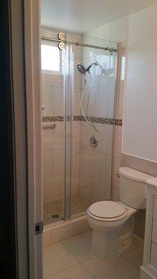 The finished product of a bath remodel in Paramount, CA. By: Appease Builders Co.